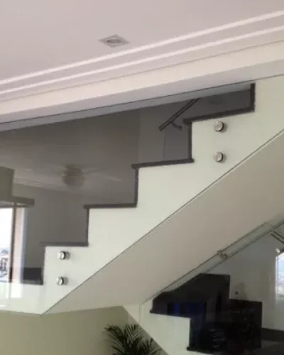 fechamento de escada em vidro
